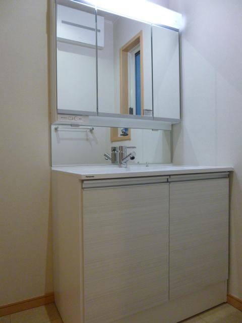 Wash basin, toilet. Three-sided mirror