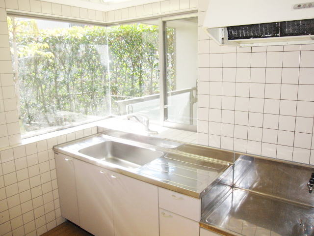 Kitchen. Reference photograph It is a photograph of the first floor rooms of the same properties. 