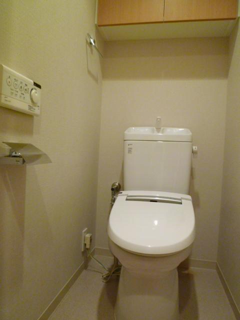 Toilet. Indoor (12 May 2013) Shooting