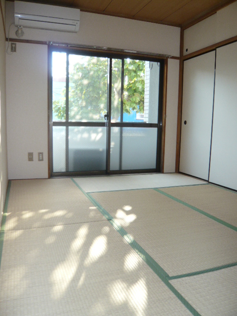 Living and room. 6 is a Pledge of Japanese-style room. 