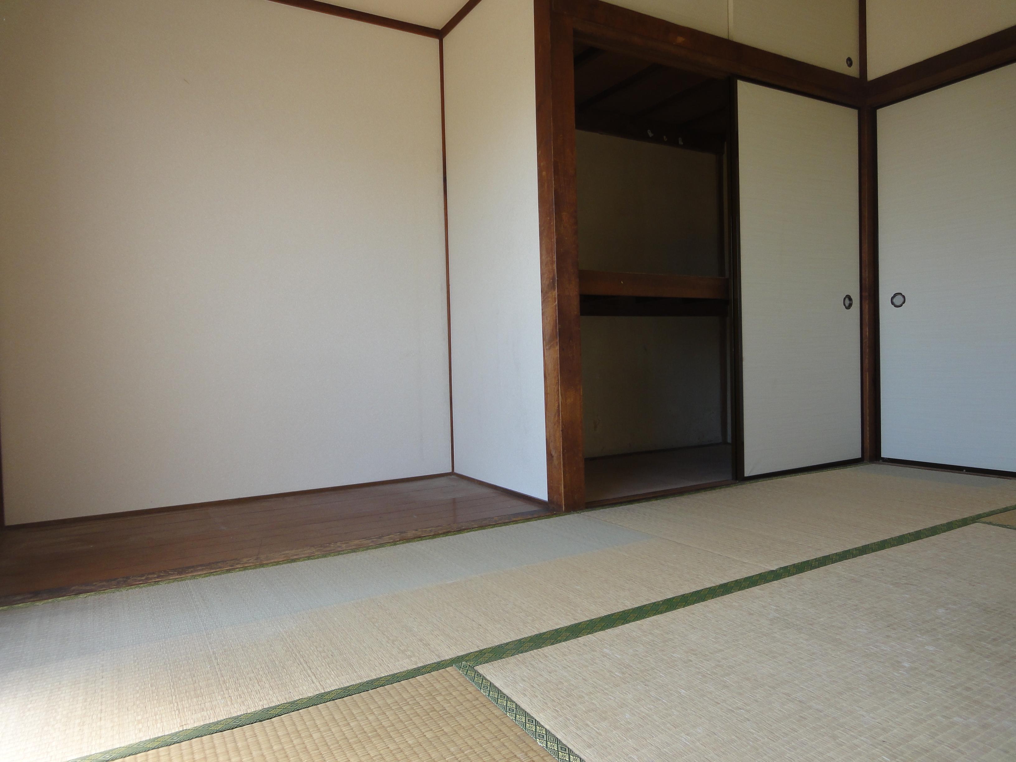 Living and room. Japanese-style room 6 quires (closet ・ Alcove Yes)