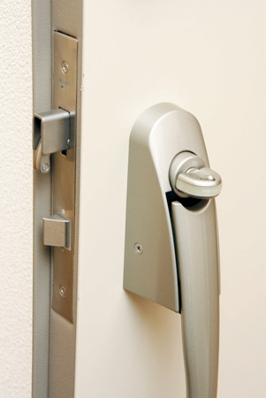 Other.  [Double lock to enhance crime prevention ・ Crime prevention thumb turn] It established the progressive cylinder key lock of the entrance door to the double. Also, Strong vandalism sickle dead bolt lock, Such as a strong crime prevention thumb turn to "thumb turning", Take crime prevention measures from various directions, It has extended the safety of life.