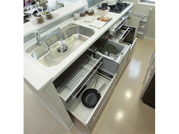 Kitchen.  [Pull-out storage with a storage capacity] Determine the ease of use in the kitchen, It adopted a pull-out storage that can be abundant storage and kitchen accessories (except for the stove under storage).