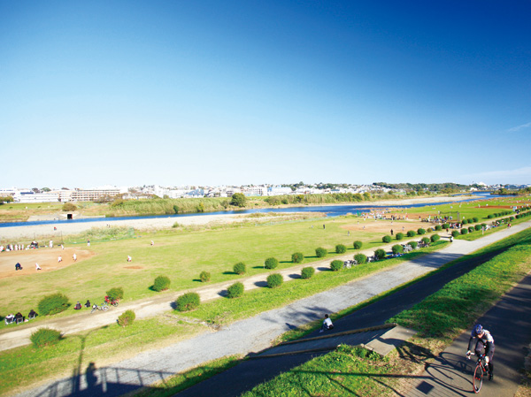 Surrounding environment. <Tamagawa green space> cycling road are in place, Bike or walk ・ Guests can enjoy a jogging. Also, The large riverbed boy baseball, Ground for sports such as soccer are scattered. (About 1940m, A 25-minute walk)