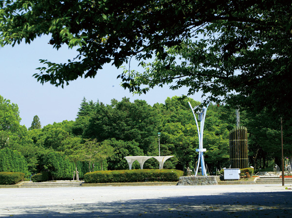 Surrounding environment. <Todoroki green space> athletics stadium, Hardball baseball field, Tennis court, Football ground, Pool, There are a number of sports facilities such as the roar Arena, Also substantial facility to deepen the contact with nature. (About 2360m, A 30-minute walk)