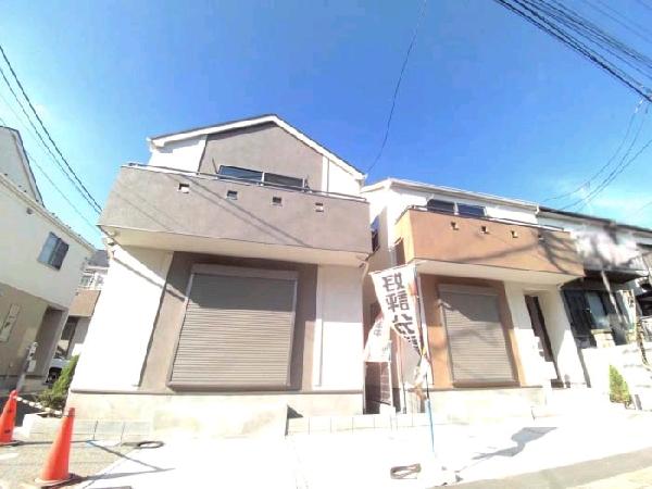 Local appearance photo. Two-story house of flat land