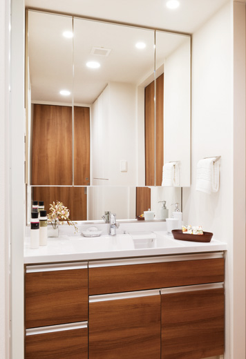 Bathing-wash room.  [Powder Room] Taking advantage of the space, Achieve a beautiful space with clean. Is a convenient large three-sided mirror to the grooming of the check. Kagamiura is, Space for accommodating such as cosmetics. It established the fall prevention for the guard bar.