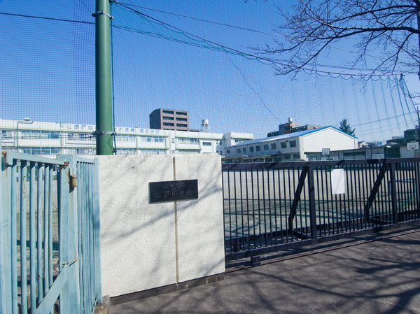 Surrounding environment. Municipal Sakado elementary school (4-minute walk / About 270m)