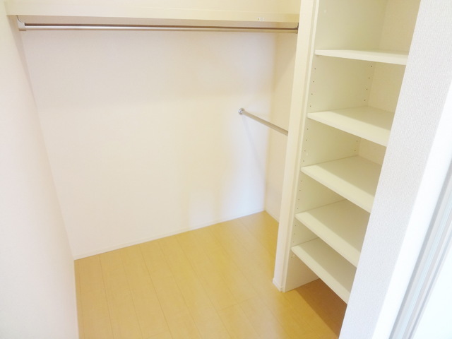 Receipt. Spacious walk-in closet is easy to distinguish the