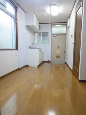 Other room space. Refrigerator kitchen is rather wide ・ Not troubled in the area of ​​the microwave oven