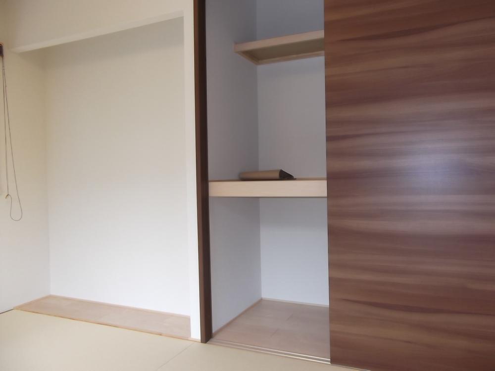 Non-living room. Closet of Japanese-style room ・ Alcove
