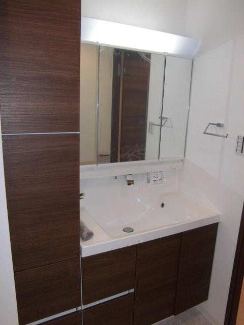 Wash basin, toilet. Room (August 2013) Shooting