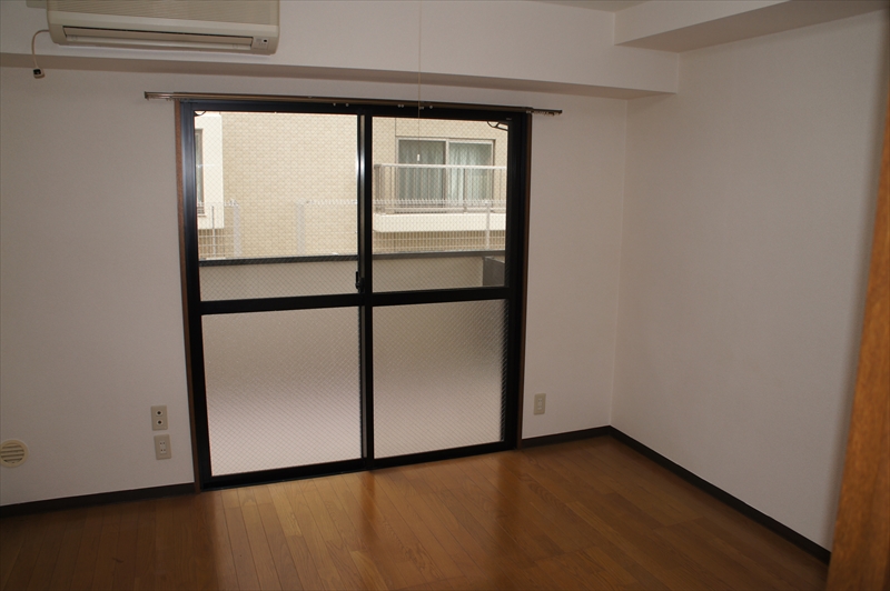 Living and room. Air-conditioned room spacious and 6.5 Pledge