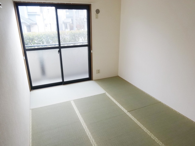Other room space. It will calm the Japanese-style room