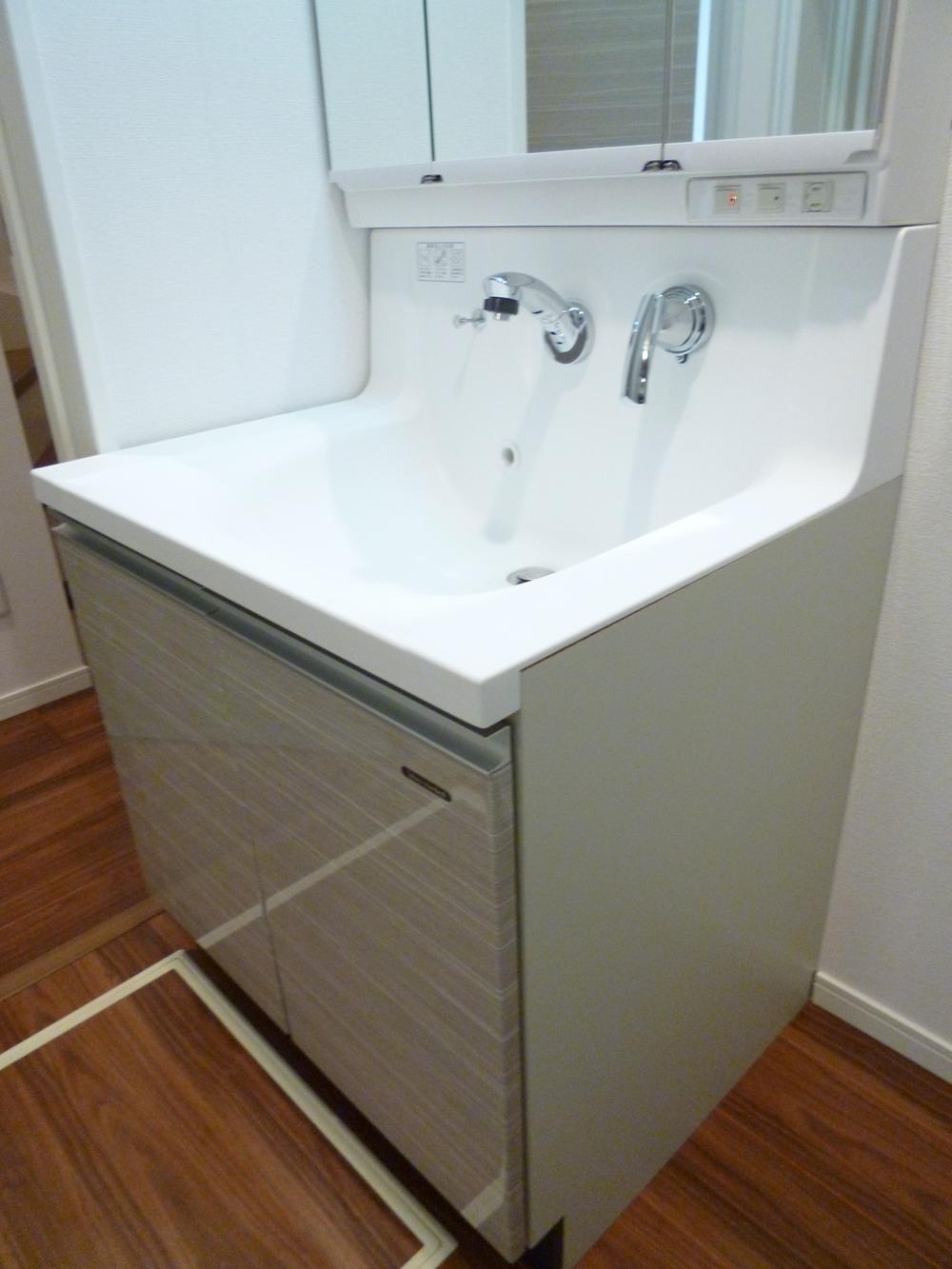 Wash basin, toilet. Indoor (September 2012) shooting