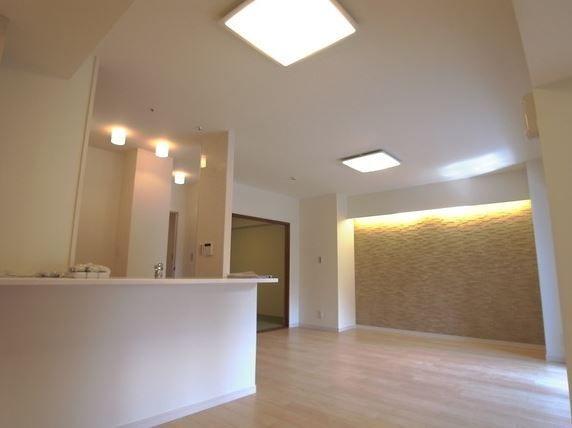 Living. The room is very clean.