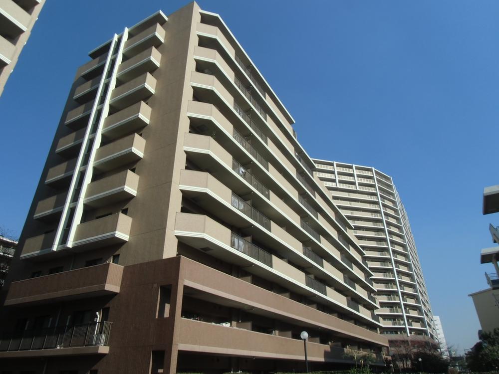 Local appearance photo. Large-scale apartment less around