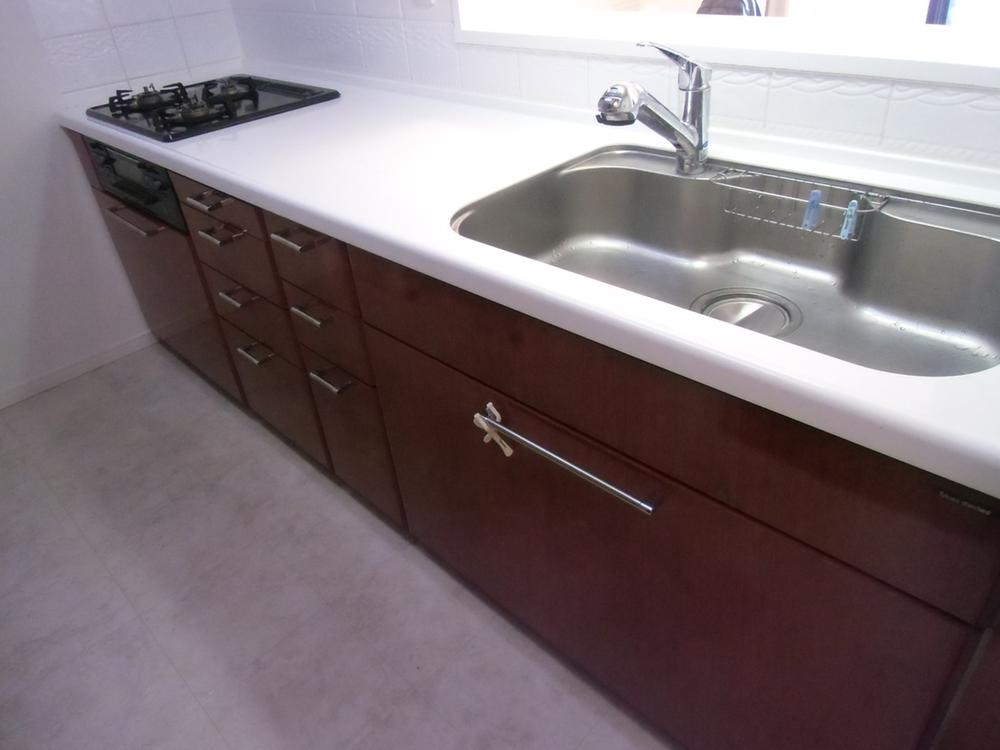 Kitchen. Water purifier integrated system Kitchen