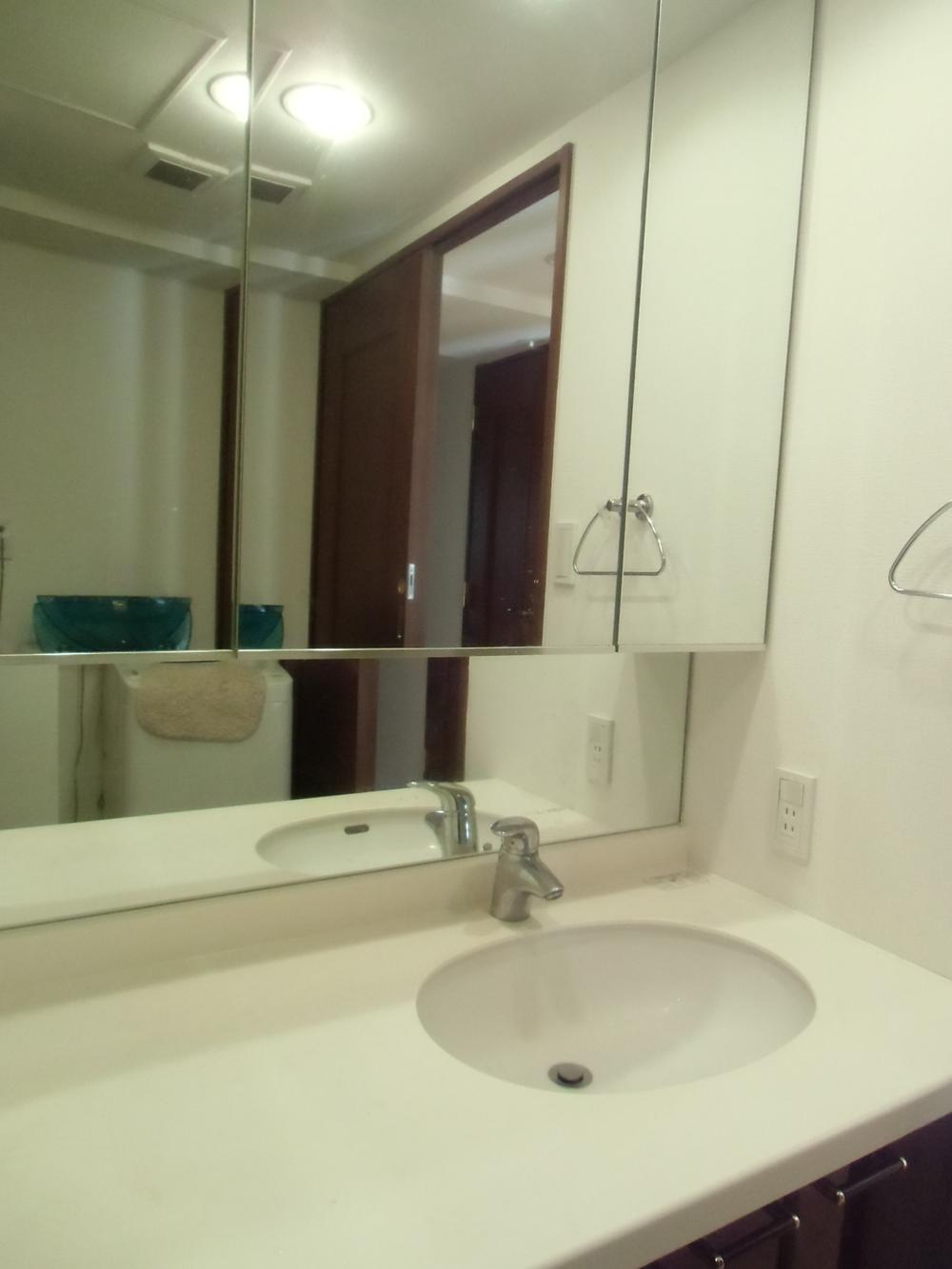 Wash basin, toilet. Vanity spread