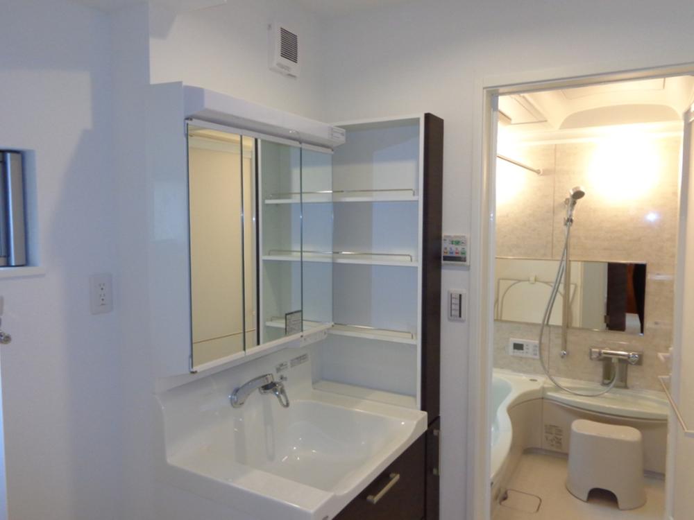 Same specifications photos (Other introspection). Introspection from the wash room with a three-sided mirror with a sleeve storage to the bathroom