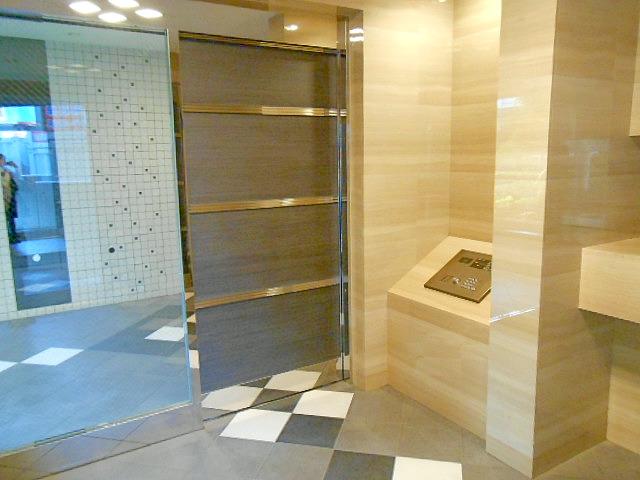 Entrance. Common areas