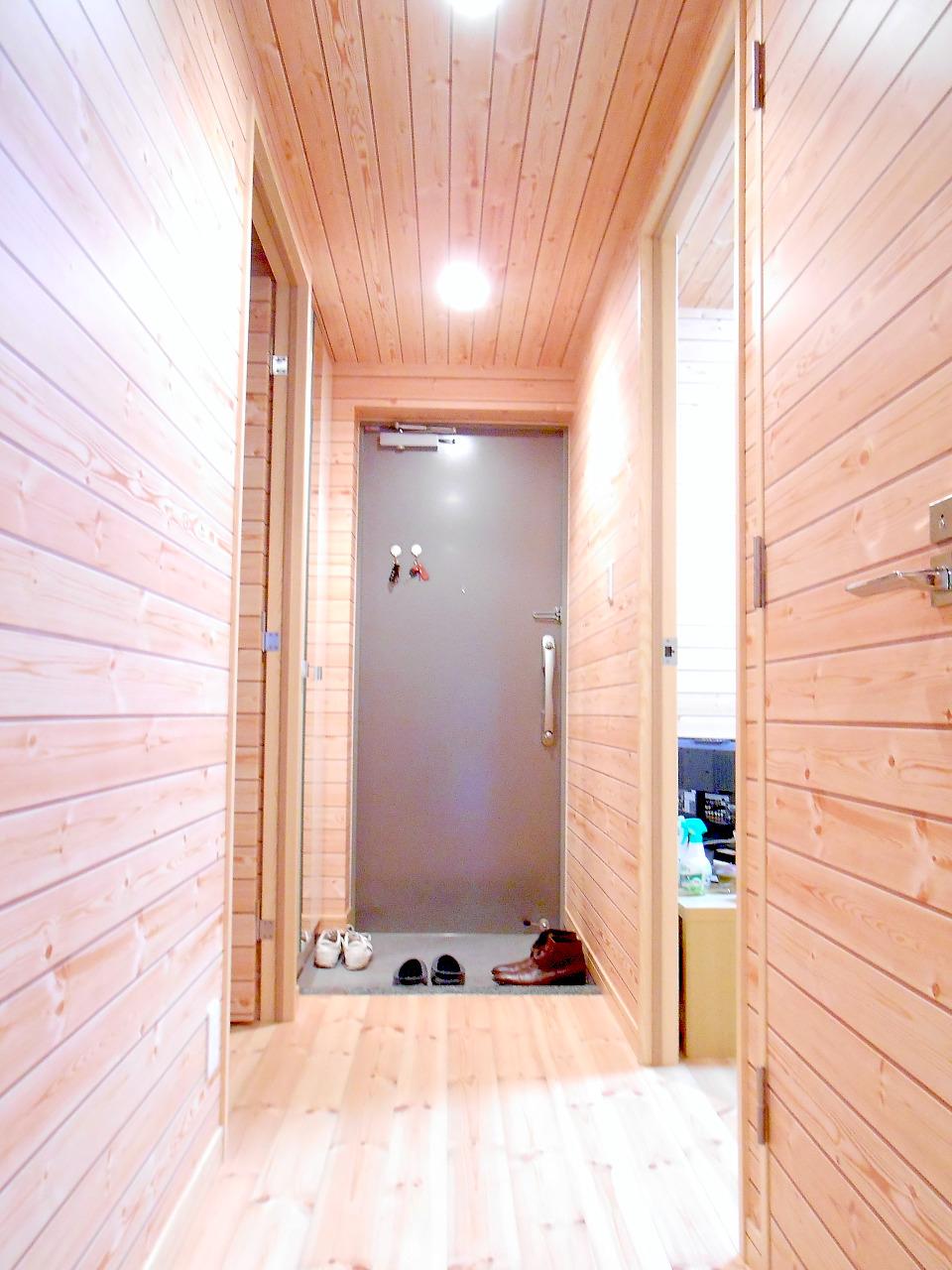 Other introspection. Room with solid wood! It is very beautiful.