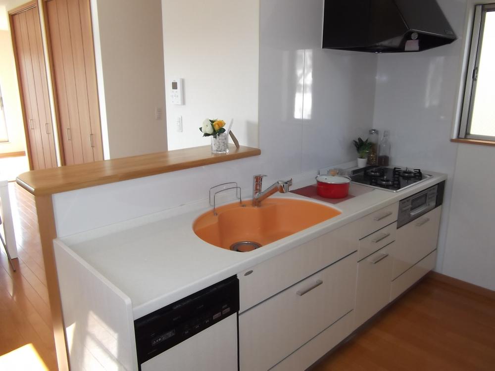 Kitchen. It is a popular counter kitchen. Three-necked stove ・ Dishwasher system Kitchen. 