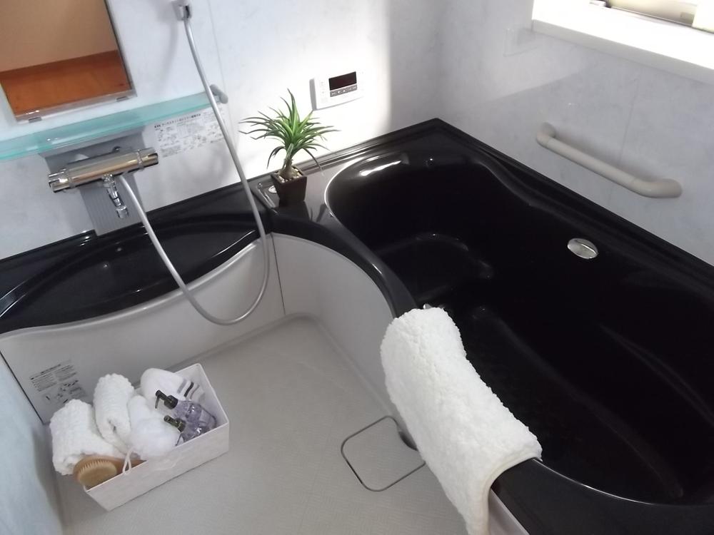 Bathroom. Bright bathroom with a window, With add cook function. 