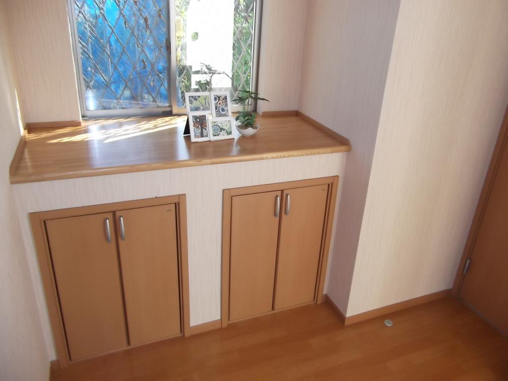 Entrance. Storage shelves of the entrance hall ・ Stylish counter