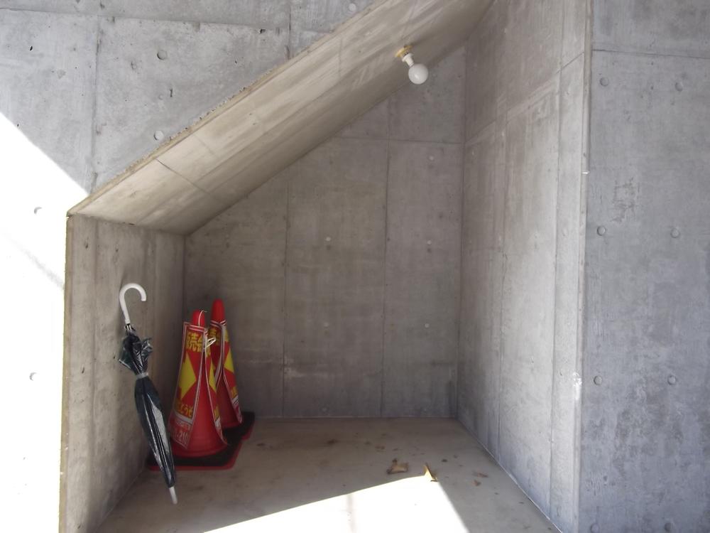 Parking lot. It is a storage space in the garage 1F. 