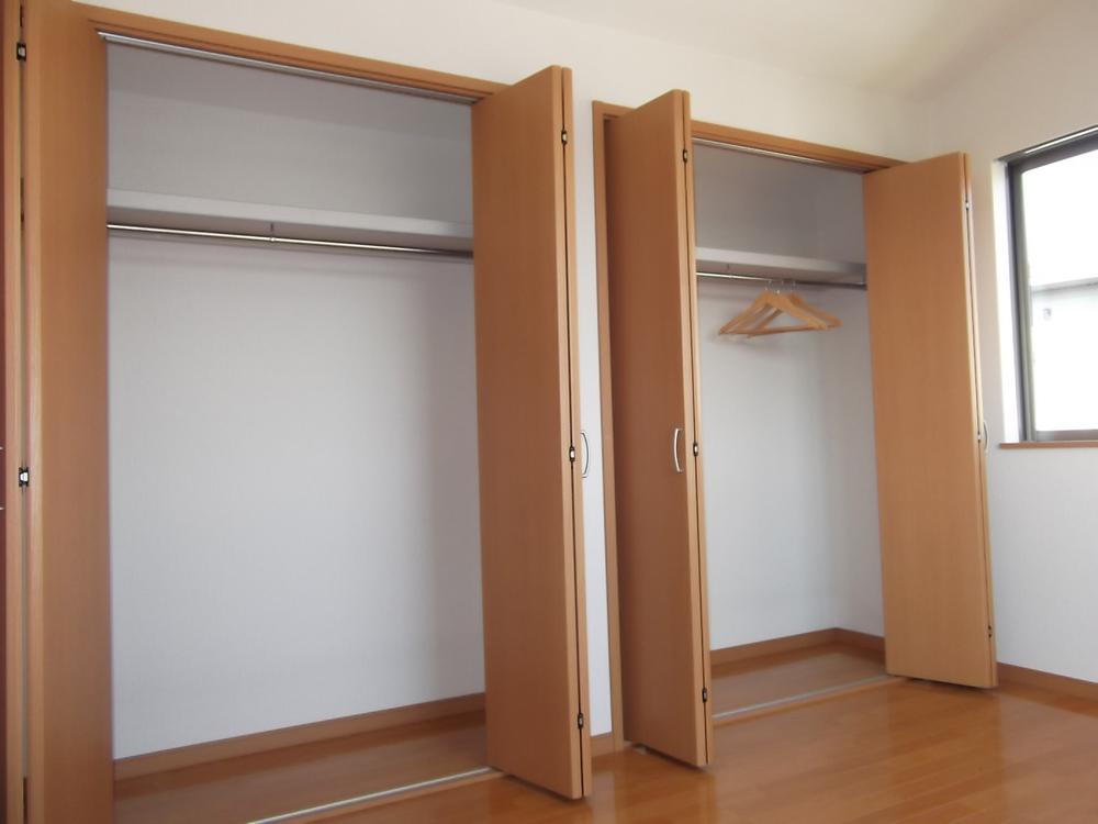 Non-living room. There is a large closet on the fourth floor Western-style 6 Pledge north side of the room. 