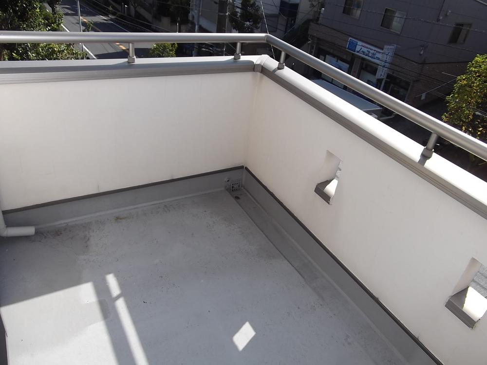 Balcony. There is a spacious balcony in front of the third floor living room. 