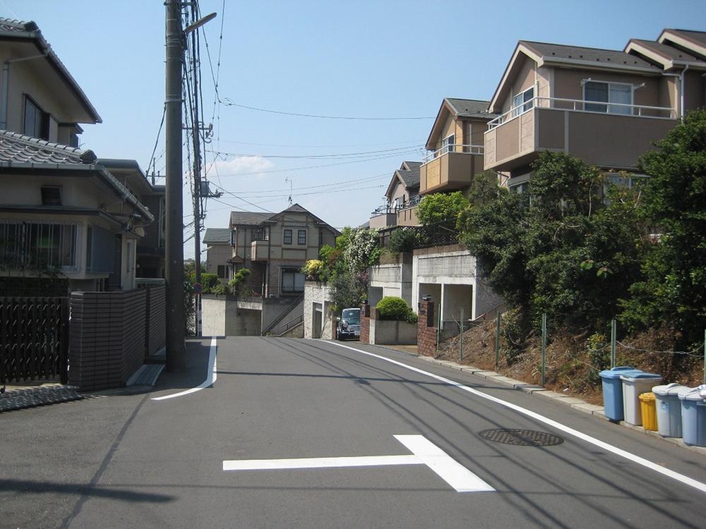 Streets around. 420m front road to nearby residential area is also widely traffic even less peace of mind.