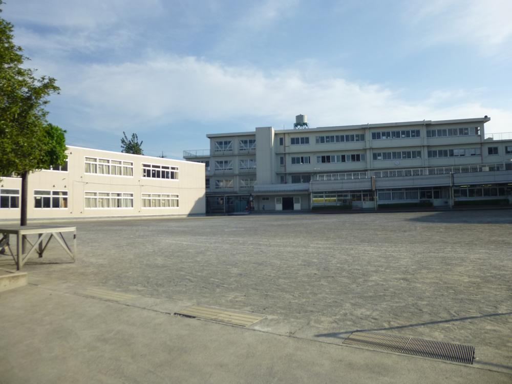 Primary school. If there is a primary school near 500m to Shibokuchi elementary school, It's safe in your home that come with child.