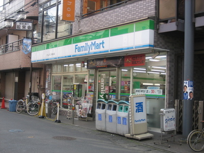 Convenience store. 800m to Family Mart (convenience store)