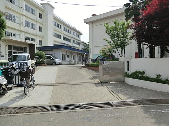 Primary school. 630m school distance is also close to the Kawasaki Municipal Hisasue Elementary School, It is safe for families with children of elementary school students come.