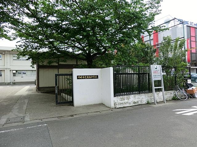 Junior high school. Figure 1700m students who will attend school while greetings to people in your neighborhood to the Kawasaki Municipal Higashitachibana junior high school is very refreshing.