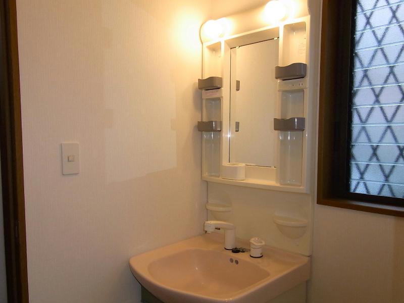 Wash basin, toilet. Wash basin