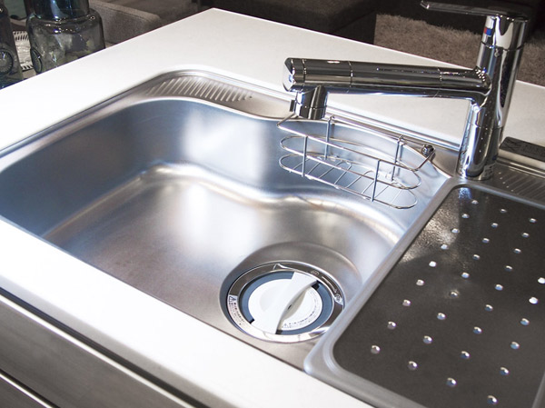 Kitchen.  [Quiet sink] Water has adopted the silent type to keep the I sound, Pans and dishes were also to ensure the size washable comfortably. Stainless steel drainer plate also comes standard with.
