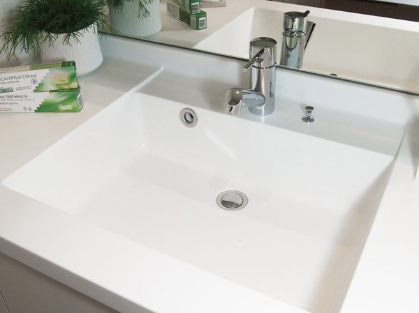 Bathing-wash room.  [Wash bowl integrated counter] Vanity artificial marble counter of, Adopt a bowl with a built-in seamless. Neat and looks beautiful, Care is also smooth.