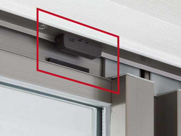 Security.  [Security magnet sensor] Entrance door of all dwelling units ・ Installed in a window. Sensor detects if the intruder opened the door, Control room ・ It will be automatically reported to the security company.  ※ FIX window ・ Except for the movable louver surface lattice with window.