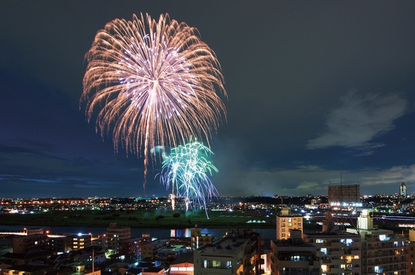 "Sky Arena" of the roof that becomes a fireworks arena seat of the Tama River ※ View and view of the fireworks from the local (local 2,012.8 shooting from a height of about 40m)