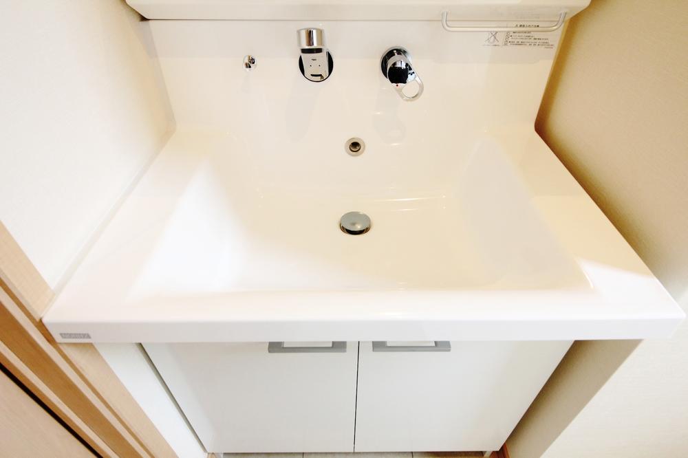 Wash basin, toilet. 5 Building