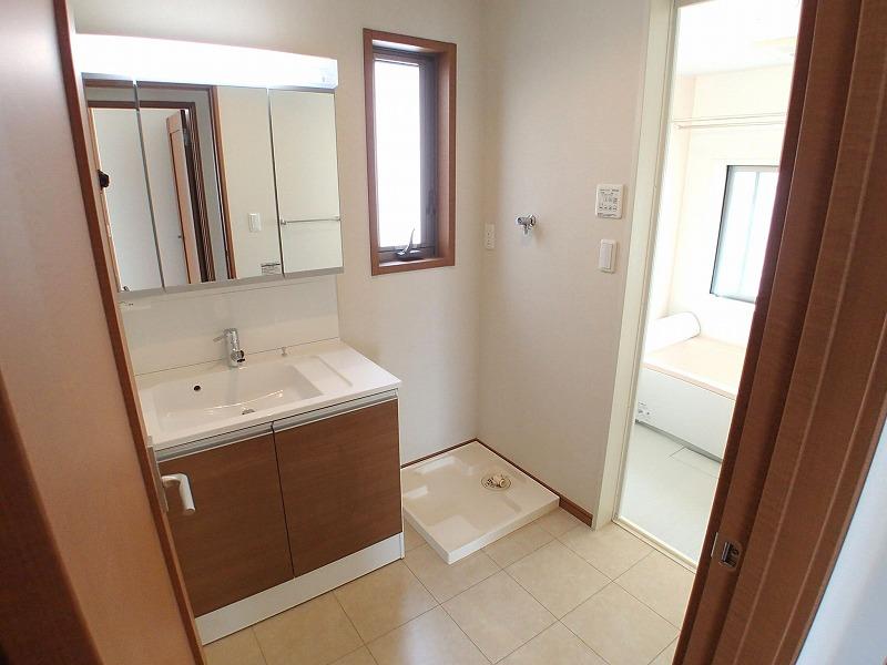 Wash basin, toilet. Shower water washing of the three-sided mirror (7 Building)