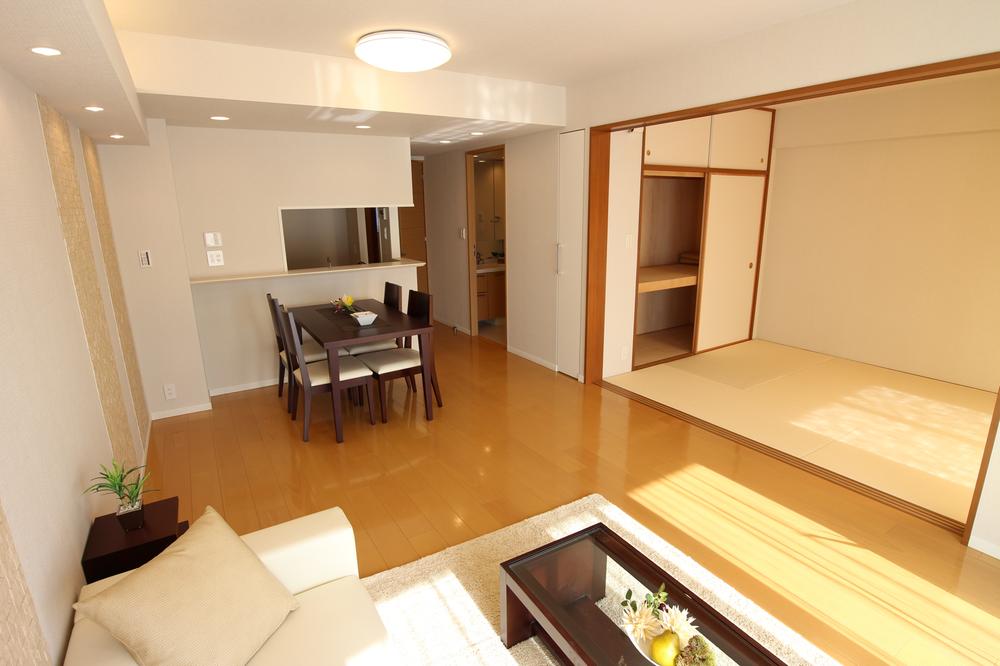 Living. Indoor (11 May 2013) Shooting Face-to-face kitchenese-style room is adjacent to the living room