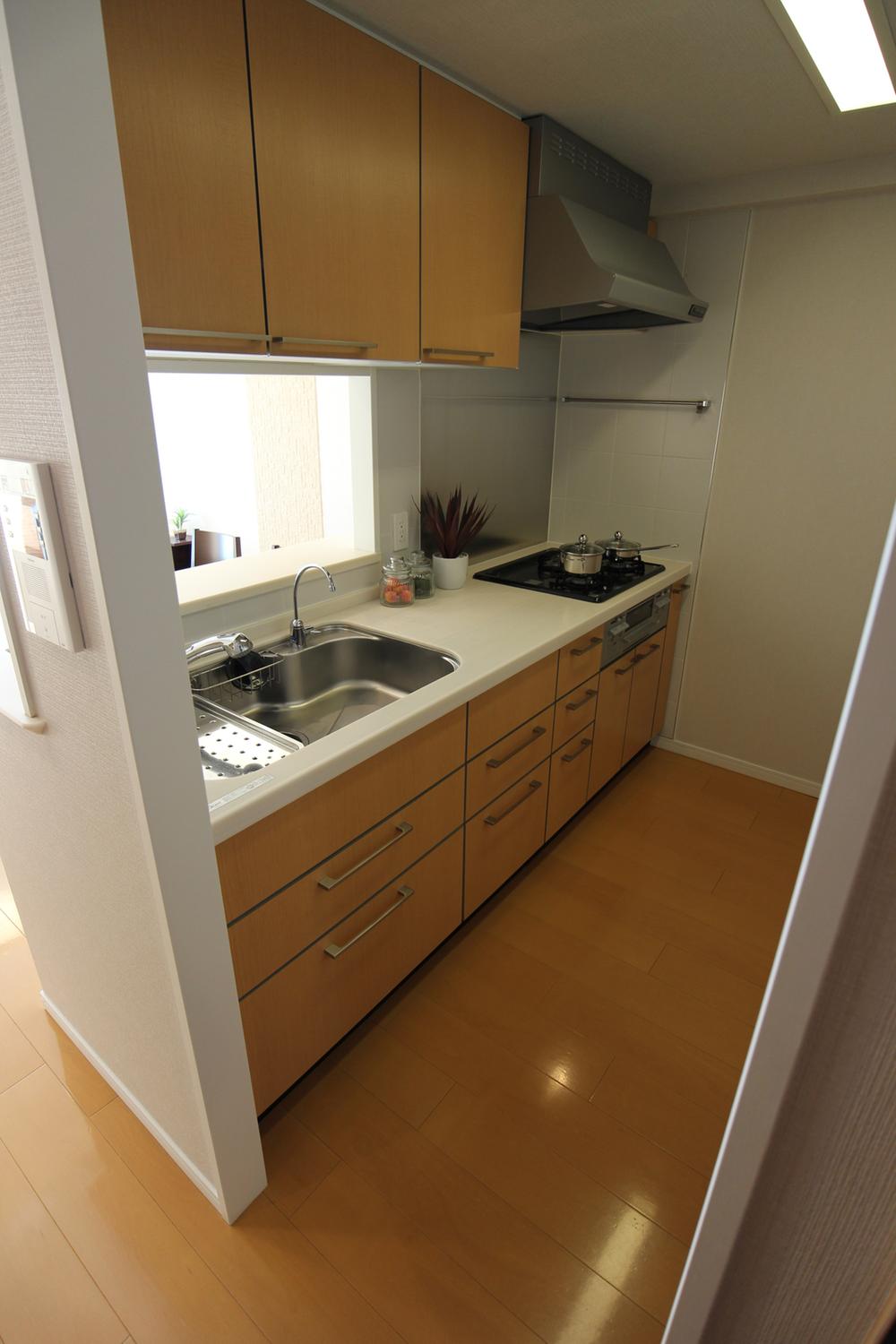 Kitchen. Indoor (11 May 2013) shooting kitchen is a face-to-face