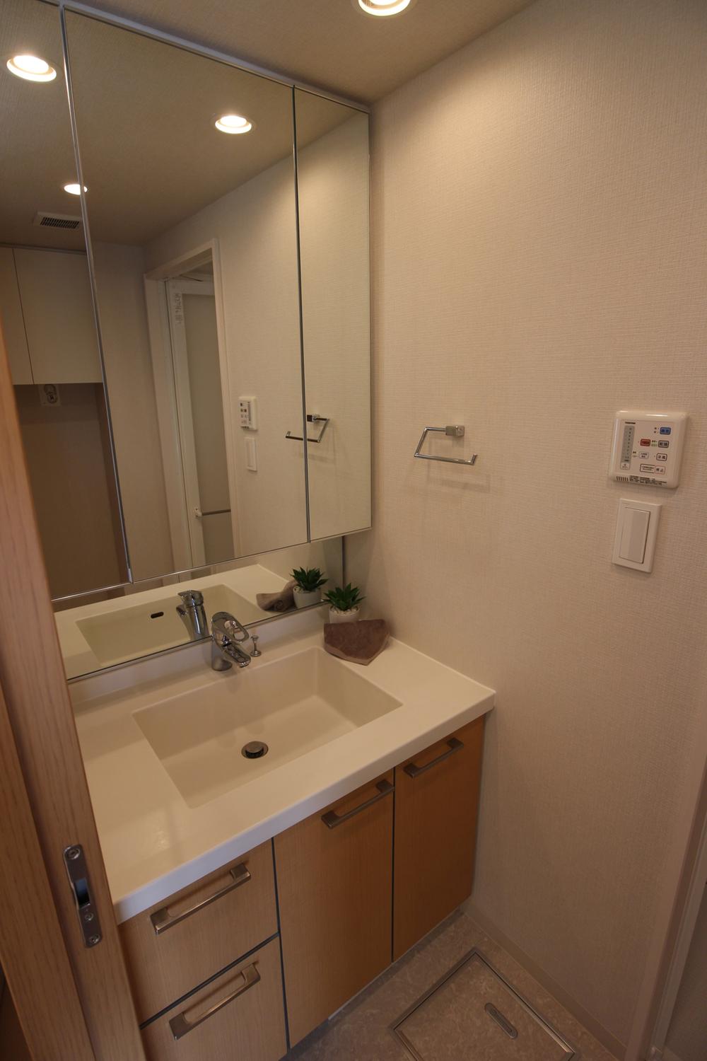 Wash basin, toilet. Indoor (11 May 2013) Shooting