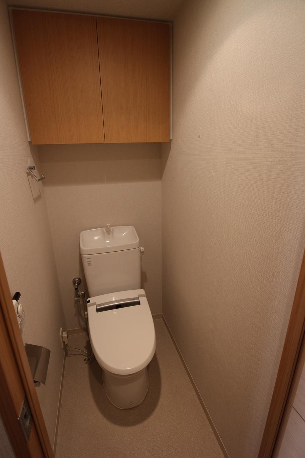 Toilet. Indoor (11 May 2013) Shooting