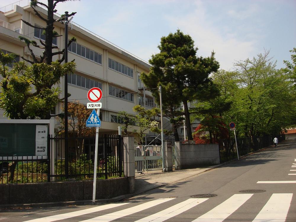 Primary school. 424m to the Kawasaki Municipal Kajigaya Elementary School
