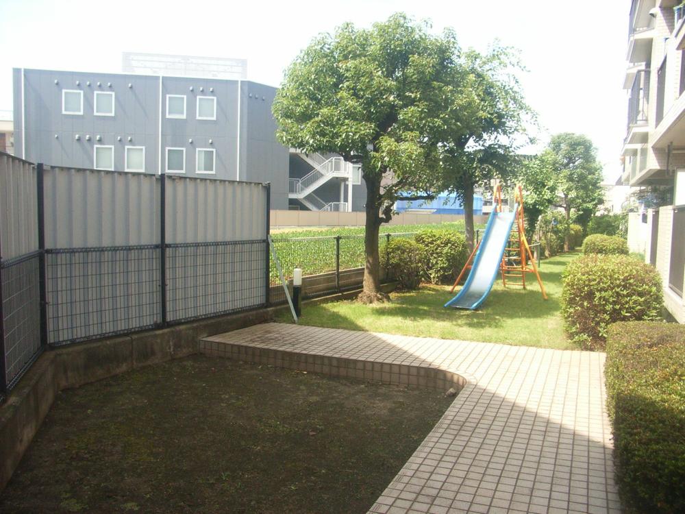 Other common areas. On-site play lot